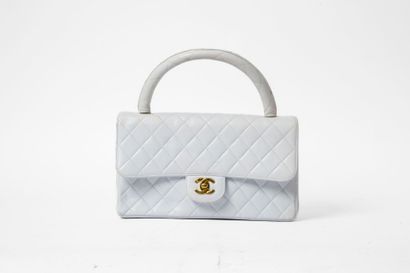 CHANEL
Handbag with flap in white quilted...