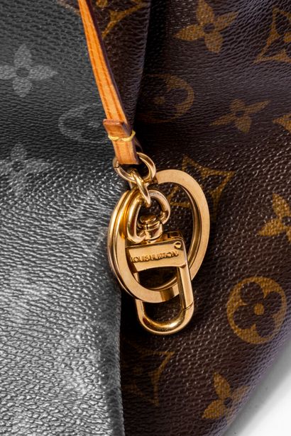 LOUIS VUITTON
Artsy bag in monogram canvas...