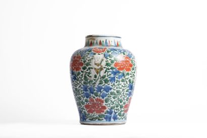 CHINA, 20th century 
Porcelain baluster vase...
