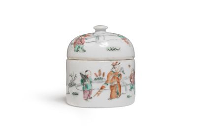 CHINA, 20th century
Small covered porcelain...