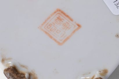 CHINA, 20th century
Quadrangular porcelain...