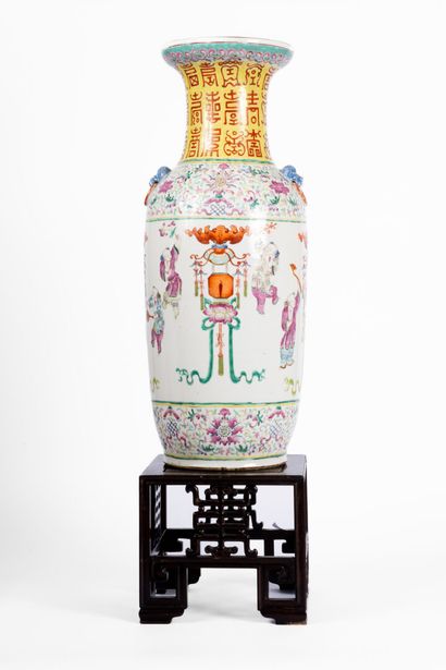 CHINA, 20th century
A baluster-shaped porcelain...
