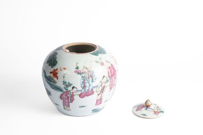CHINA, 20th century
A globular ginger pot...