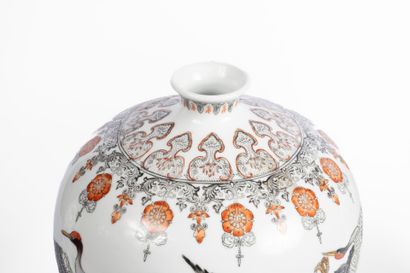 CHINA, 20th century
Pair of baluster-shaped...
