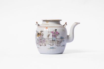 CHINA, 20th century
Small teapot in ribbed...