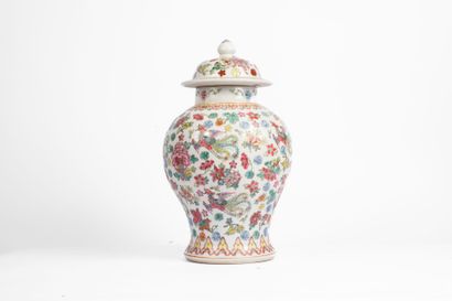 CHINA, CANTON, 20th century
Porcelain covered...