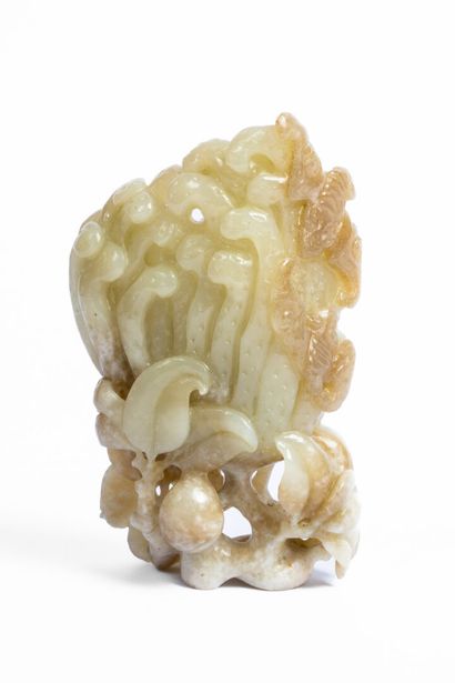 CHINA, 20th century
Jade vase depicting foliage...