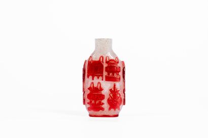 CHINA, 20th century
Overlay glass snuffbox...