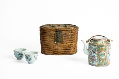 CHINA 20th
Set comprising a teapot and two...