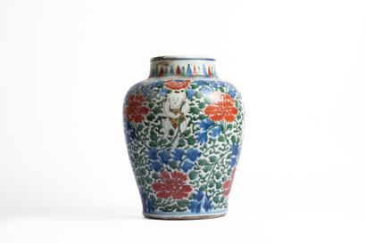 CHINA, 20th century 
Porcelain baluster vase...