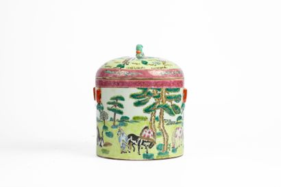 CHINA, 20th century
Cylindrical porcelain...