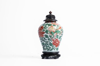 CHINA, 19th century
Small porcelain vase...