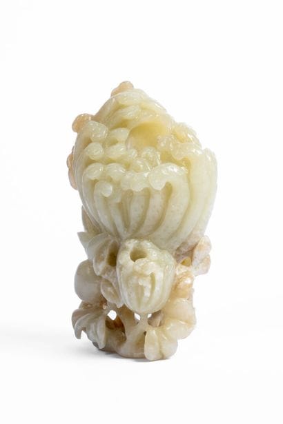CHINA, 20th century
Jade vase depicting foliage...