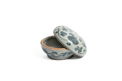 CHINA, 19th century
Circular porcelain covered...
