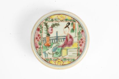 CHINA, 19th century
Small circular porcelain...