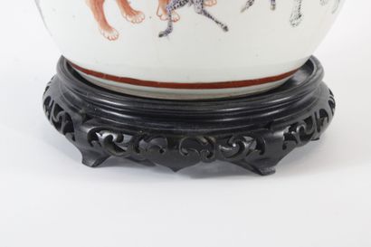 CHINA, 20th century
Porcelain covered ginger...