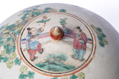CHINA, 20th century
Porcelain ginger pot...