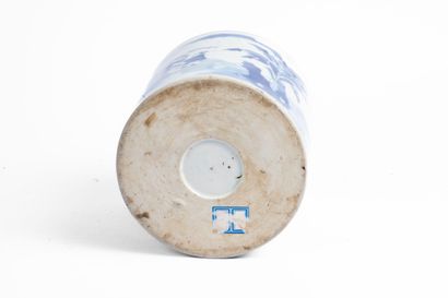 CHINA, 20th century
Cylindrical porcelain...