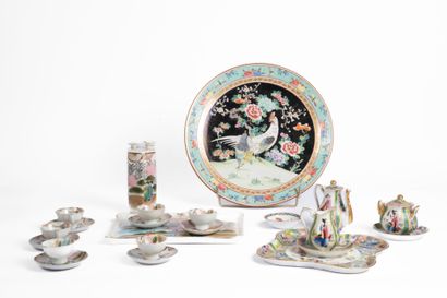 CHINA, 20th century
Reunion of enameled porcelain...
