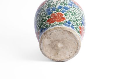 CHINA, 20th century 
Porcelain baluster vase...