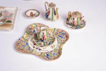 CHINA, 20th century
Reunion of enameled porcelain...