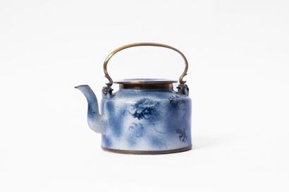 CHINA, 20th century
Porcelain teapot with...
