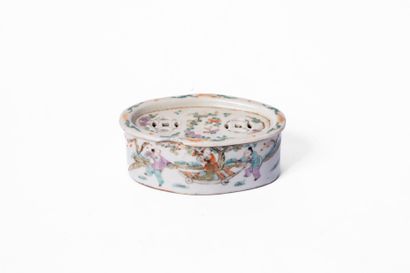 CHINA, 20th century
Incense box in polychrome...