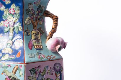 CHINA, 20th century
Polychrome porcelain...
