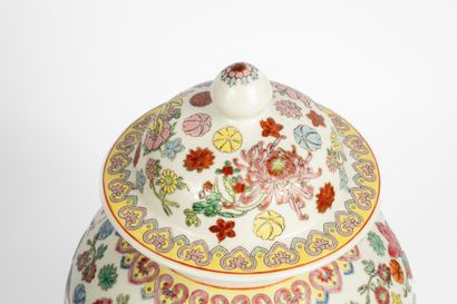 CHINA, CANTON, 20th century
Porcelain covered...