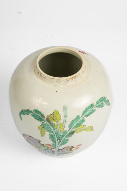 CHINA, 20th century
A globular porcelain...