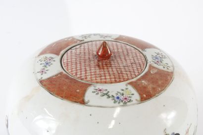CHINA, 20th century
Porcelain covered ginger...