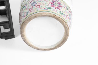 CHINA, 20th century
A baluster-shaped porcelain...