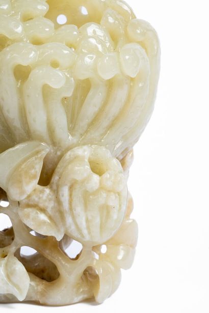 CHINA, 20th century
Jade vase depicting foliage...