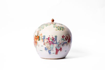 CHINA, 20th century
Porcelain ginger pot...