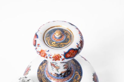 CHINA, late 19th century
Porcelain vinegar...