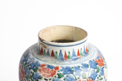 CHINA, 20th century 
Porcelain baluster vase...