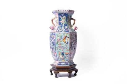 CHINA, 20th century
Polychrome porcelain...