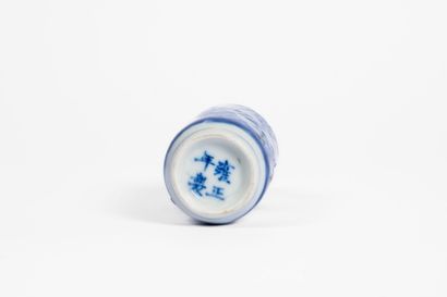 CHINA, 20th century
Porcelain snuffbox with...