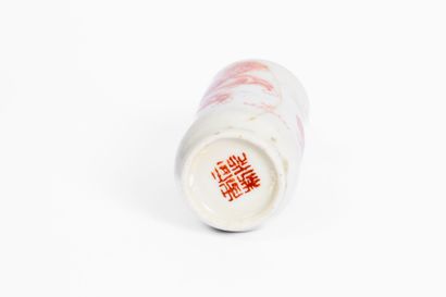 CHINA, early 20th century
Porcelain snuffbox...
