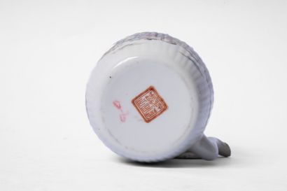 CHINA, 20th century
Small teapot in ribbed...