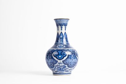 CHINA, 20th century
Baluster-shaped porcelain...