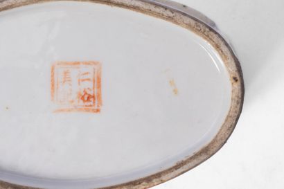 CHINA, 20th century
Incense box in polychrome...