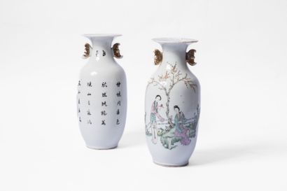 CHINA, 20th century
Pair of porcelain baluster...