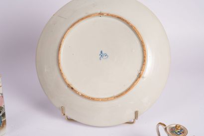 CHINA, 20th century
Reunion of enameled porcelain...