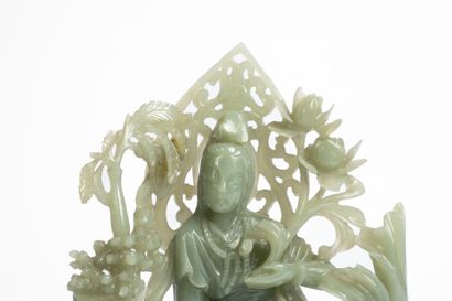 CHINA, 20th century
Jadeite statue of a divinity...