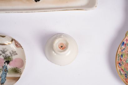 CHINA, 20th century
Reunion of enameled porcelain...
