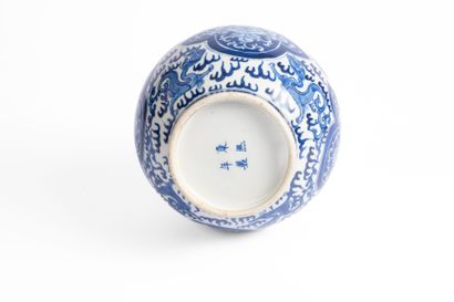 CHINA, 20th century
Baluster-shaped porcelain...