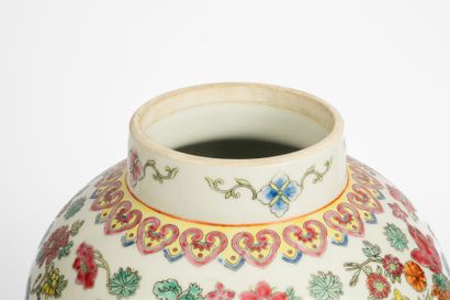 CHINA, CANTON, 20th century
Porcelain covered...