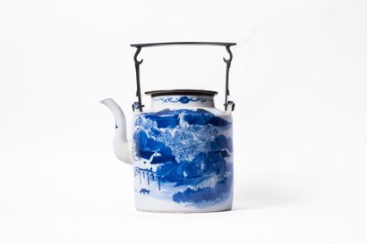 CHINA, 20th century
Porcelain teapot with...