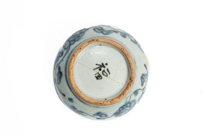 CHINA, 19th century
Circular porcelain covered...